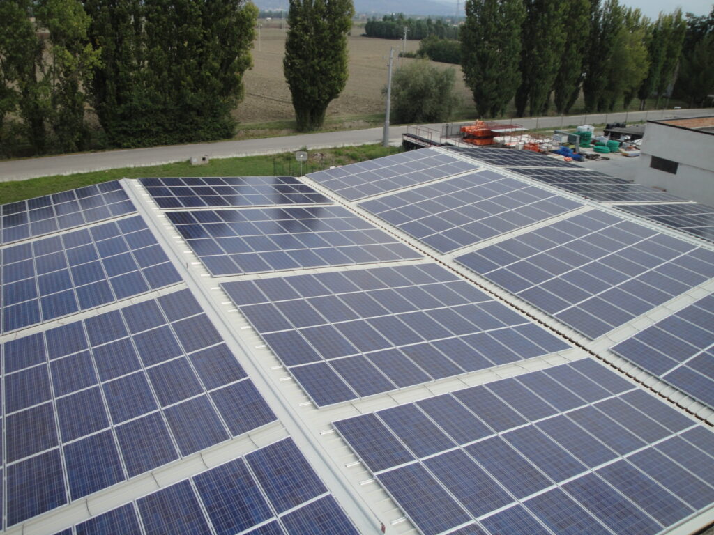 Impianto fotovoltaico su tetto capannone industriale