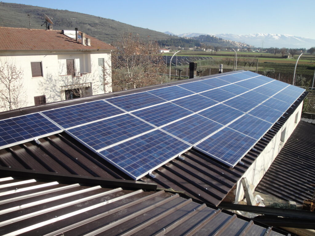 Impianto fotovoltaico su tetto di abitazione civile