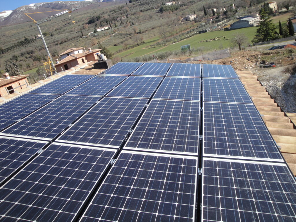 Impianto fotovoltaico su tetto di abitazione civile