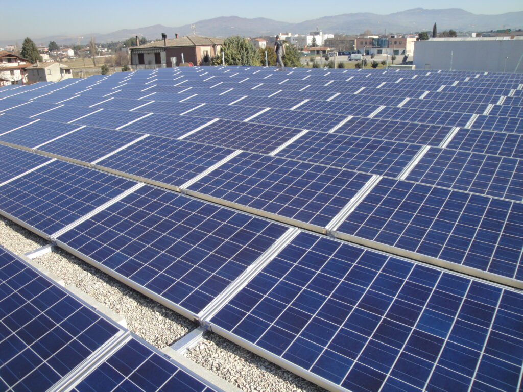 Impianto fotovoltaico su tetto piano di capannone industriale