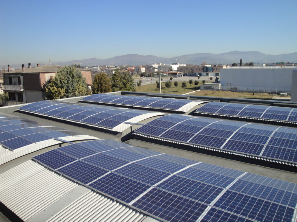 Impianto fotovoltaico su tetto capannone industriale