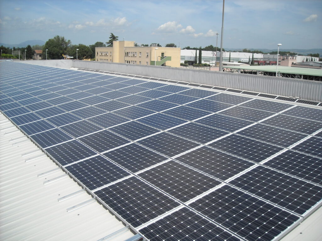 Impianto fotovoltaico su tetto di edificio commerciale