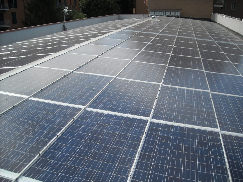 Impianto fotovoltaico su tetto di edificio residenziale